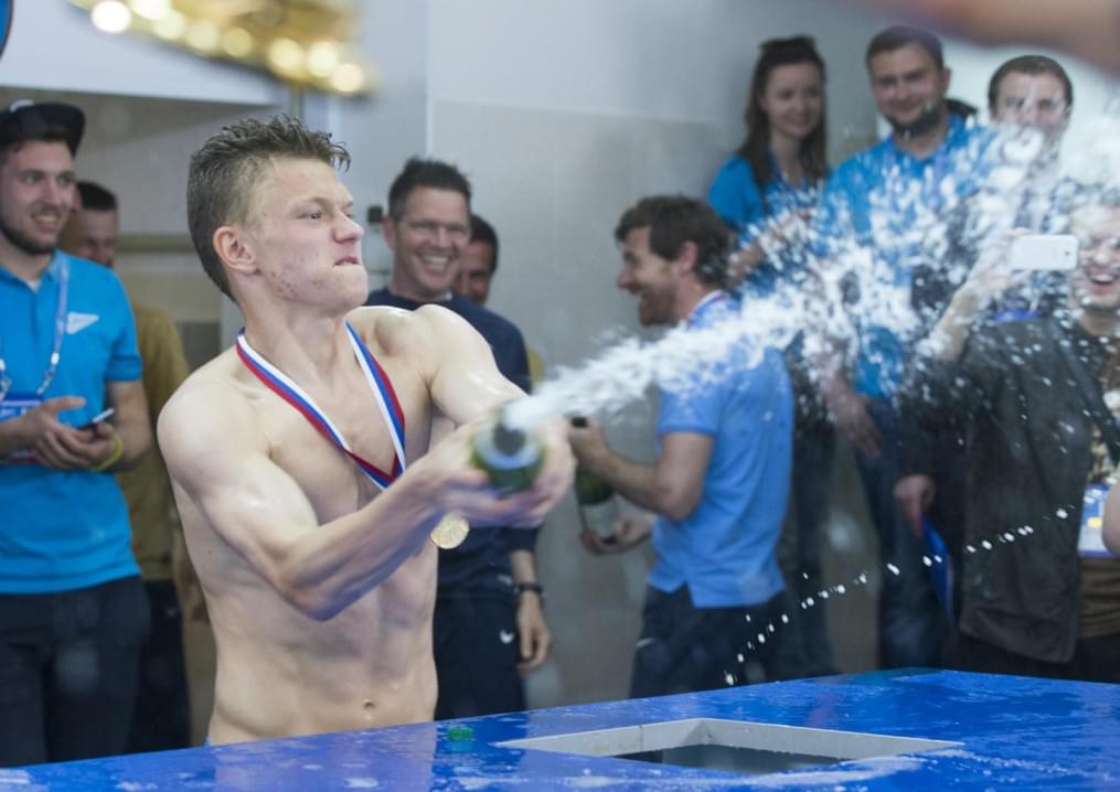 Команда в раздевалке празднует победу в Чемпионате России