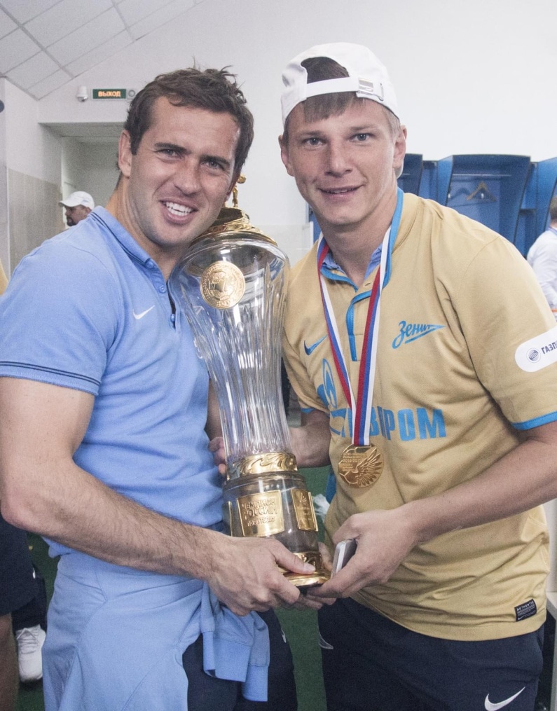 Команда в раздевалке празднует победу в Чемпионате России