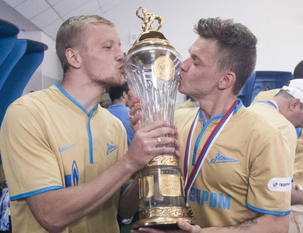 Команда в раздевалке празднует победу в Чемпионате России