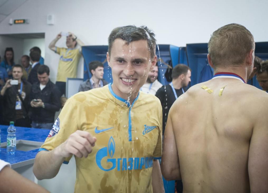 Команда в раздевалке празднует победу в Чемпионате России