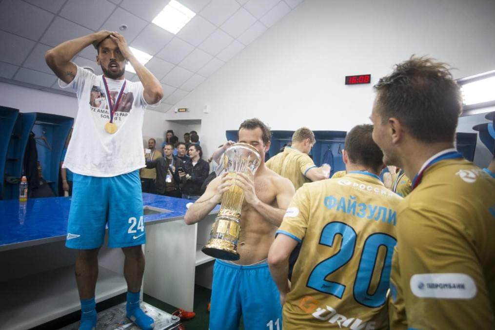 Команда в раздевалке празднует победу в Чемпионате России