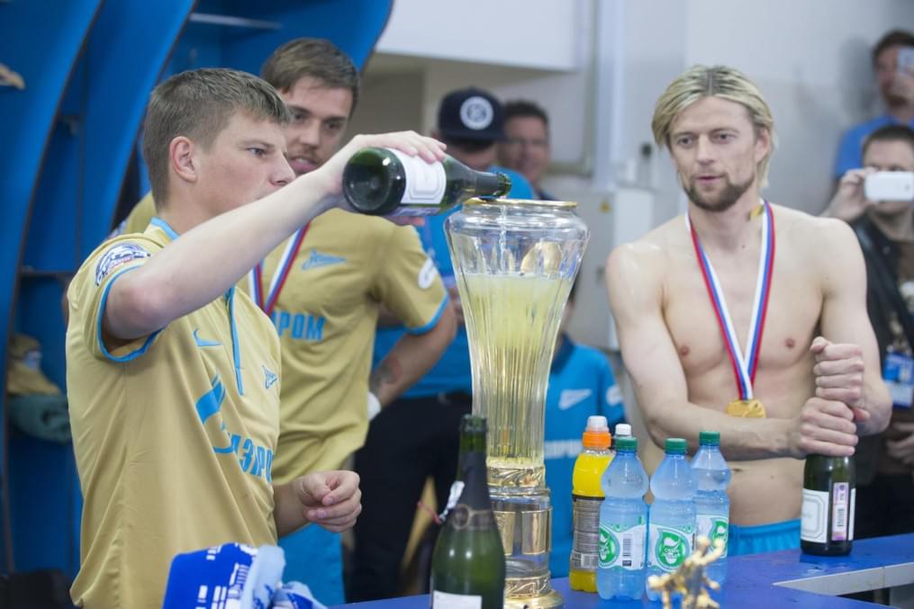 Команда в раздевалке празднует победу в Чемпионате России