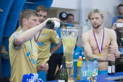 Команда в раздевалке празднует победу в Чемпионате России