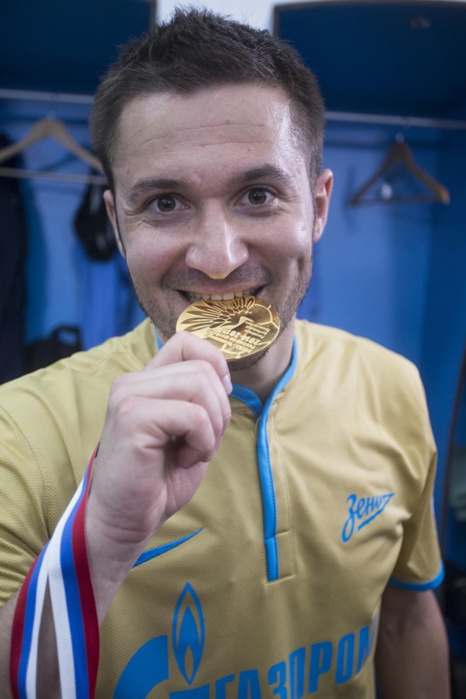 Команда в раздевалке празднует победу в Чемпионате России