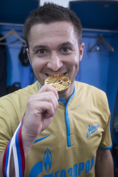 Команда в раздевалке празднует победу в Чемпионате России