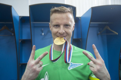 Команда в раздевалке празднует победу в Чемпионате России