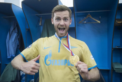 Команда в раздевалке празднует победу в Чемпионате России