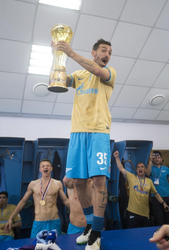 Команда в раздевалке празднует победу в Чемпионате России