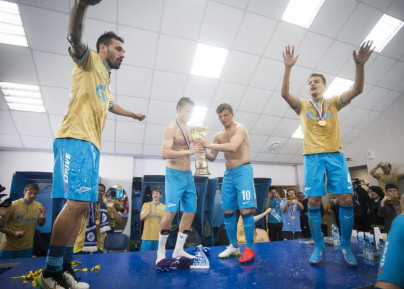 Команда в раздевалке празднует победу в Чемпионате России