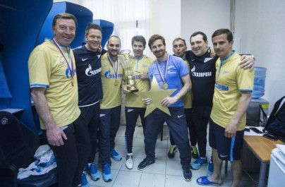 Команда в раздевалке празднует победу в Чемпионате России