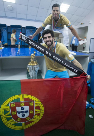 Команда в раздевалке празднует победу в Чемпионате России