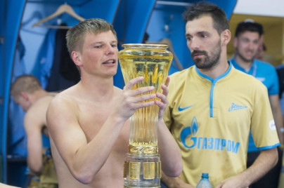 Команда в раздевалке празднует победу в Чемпионате России