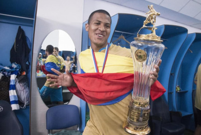 Команда в раздевалке празднует победу в Чемпионате России