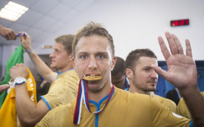 Команда в раздевалке празднует победу в Чемпионате России