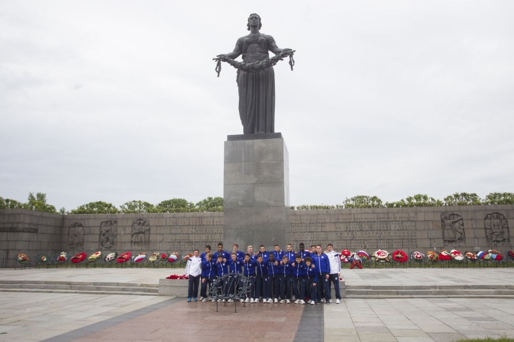 «Шальке 04» побывали на Пискаревском Мемориале