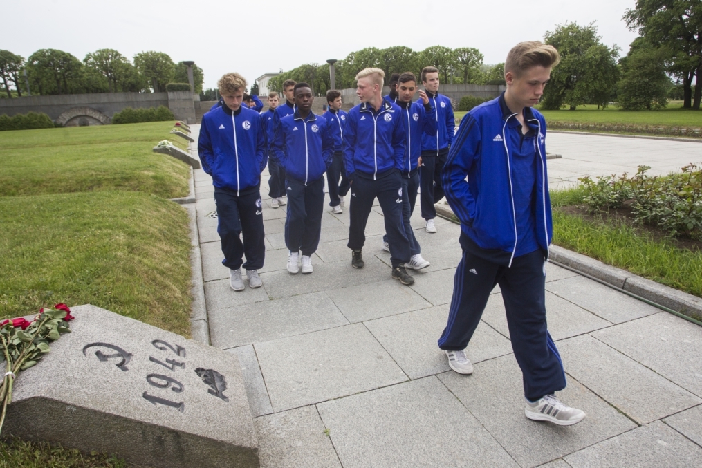 «Шальке 04» побывали на Пискаревском Мемориале