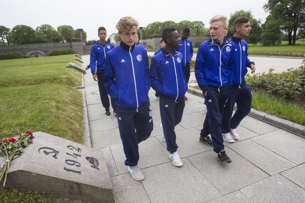 «Шальке 04» побывали на Пискаревском Мемориале