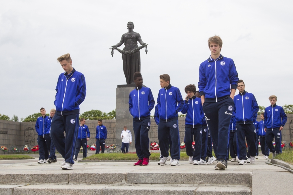 «Шальке 04» побывали на Пискаревском Мемориале