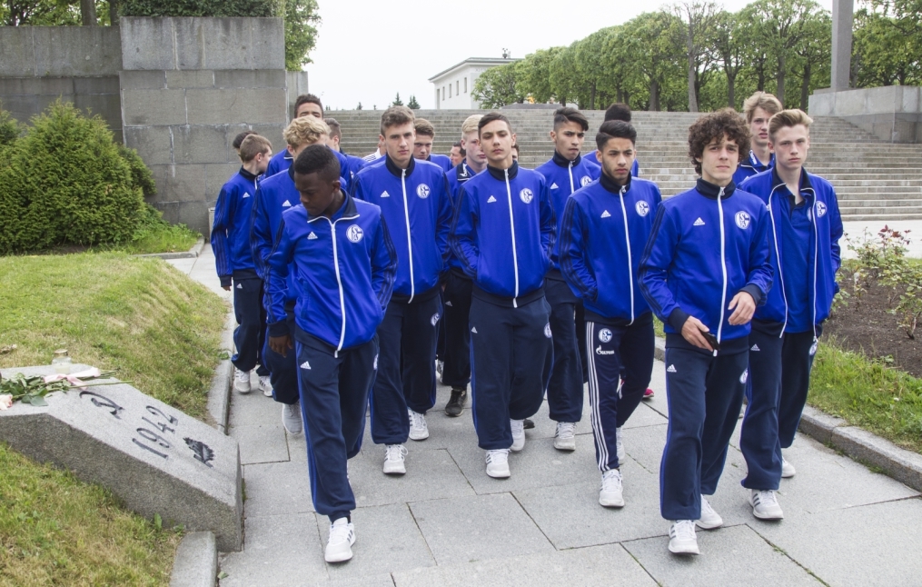 «Шальке 04» побывали на Пискаревском Мемориале