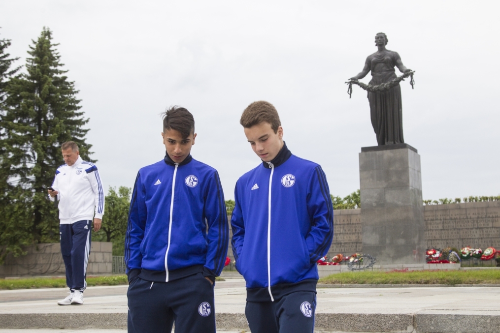 «Шальке 04» побывали на Пискаревском Мемориале
