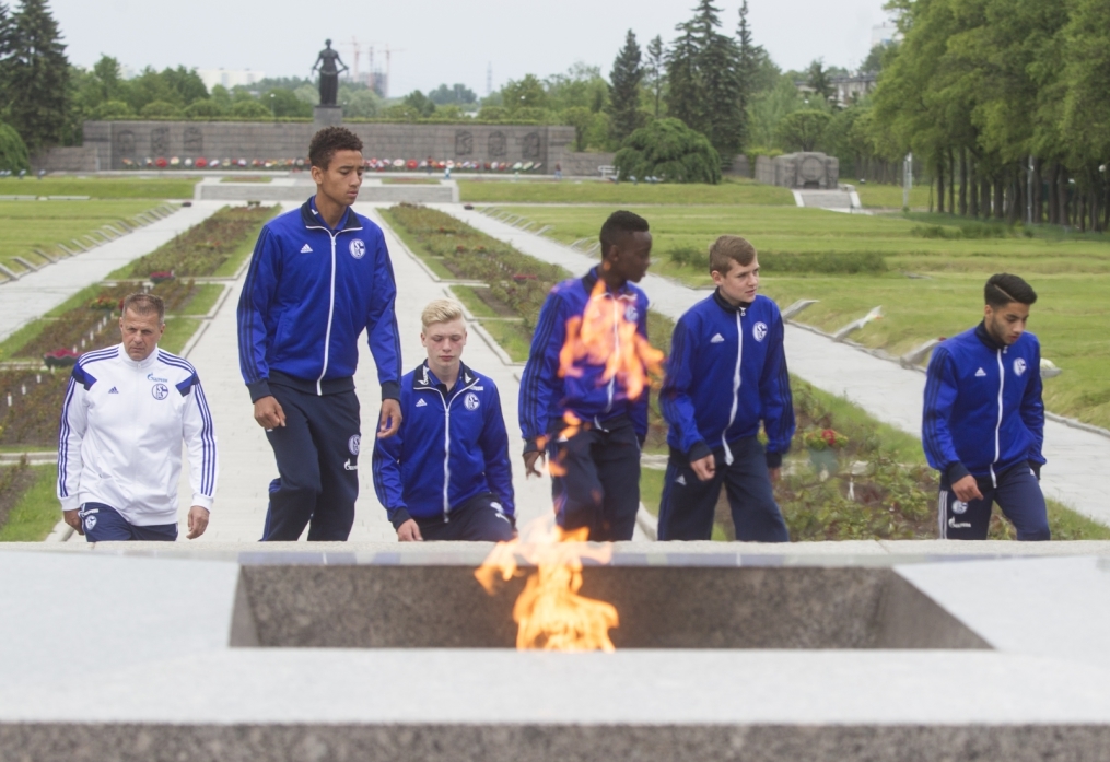 «Шальке 04» побывали на Пискаревском Мемориале