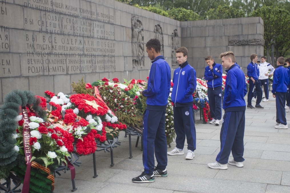 «Шальке 04» побывали на Пискаревском Мемориале