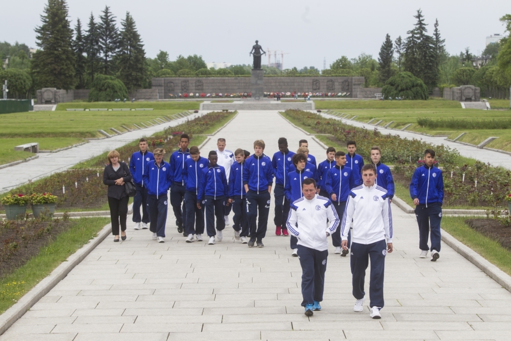 «Шальке 04» побывали на Пискаревском Мемориале