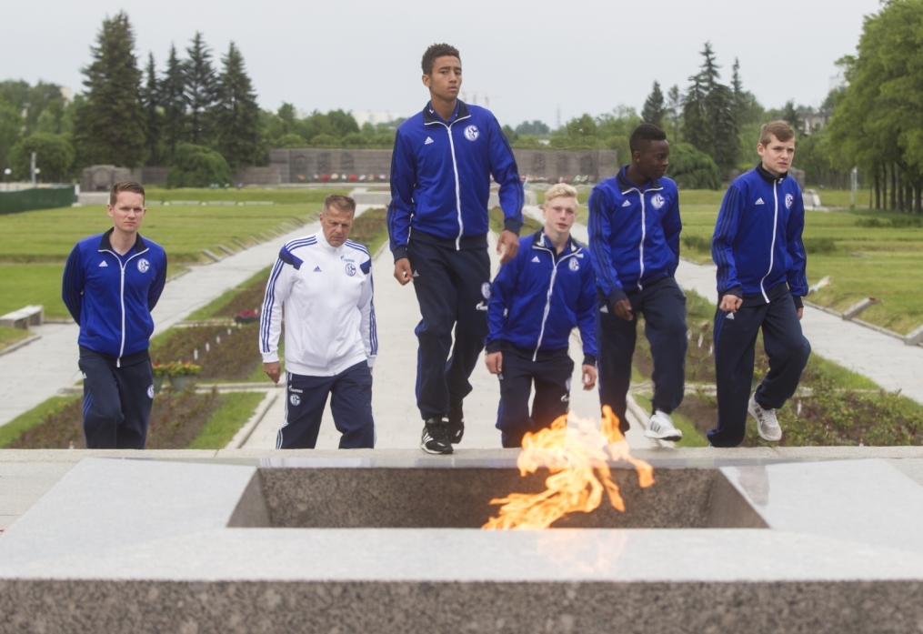 «Шальке 04» побывали на Пискаревском Мемориале