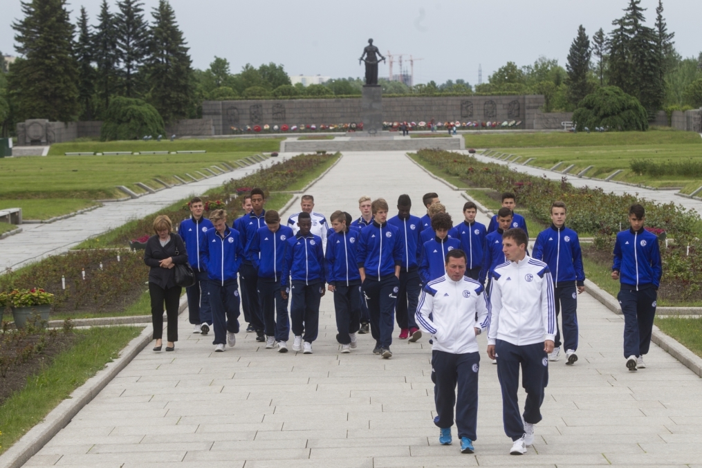 «Шальке 04» побывали на Пискаревском Мемориале