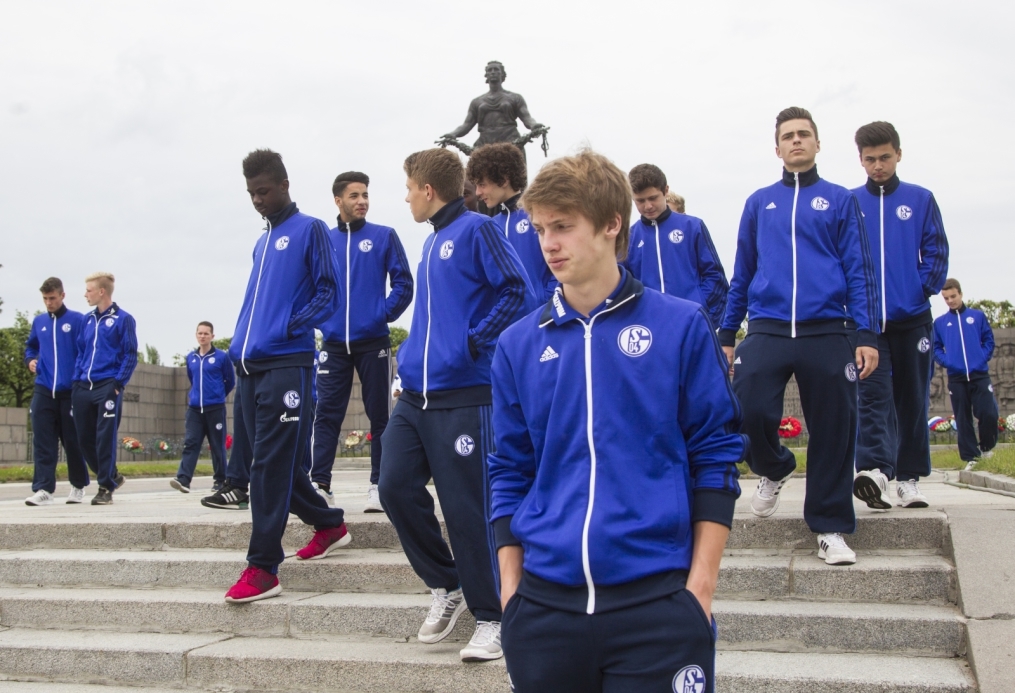 «Шальке 04» побывали на Пискаревском Мемориале