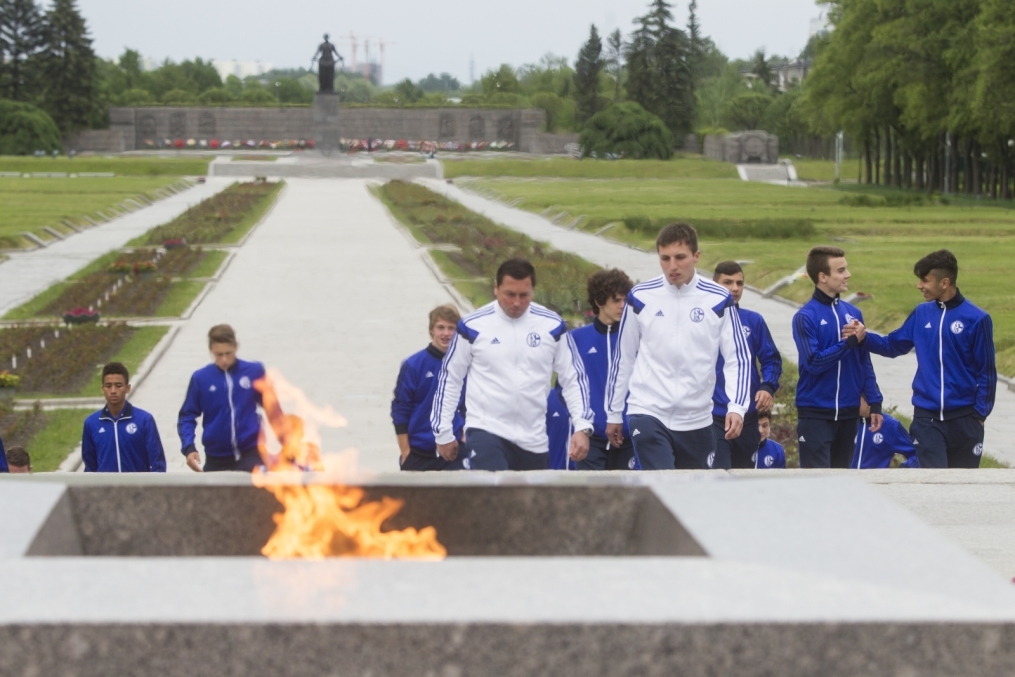 «Шальке 04» побывали на Пискаревском Мемориале