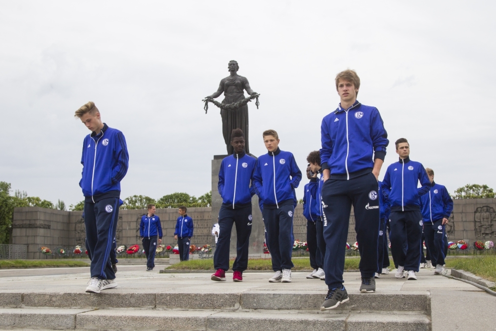 «Шальке 04» побывали на Пискаревском Мемориале