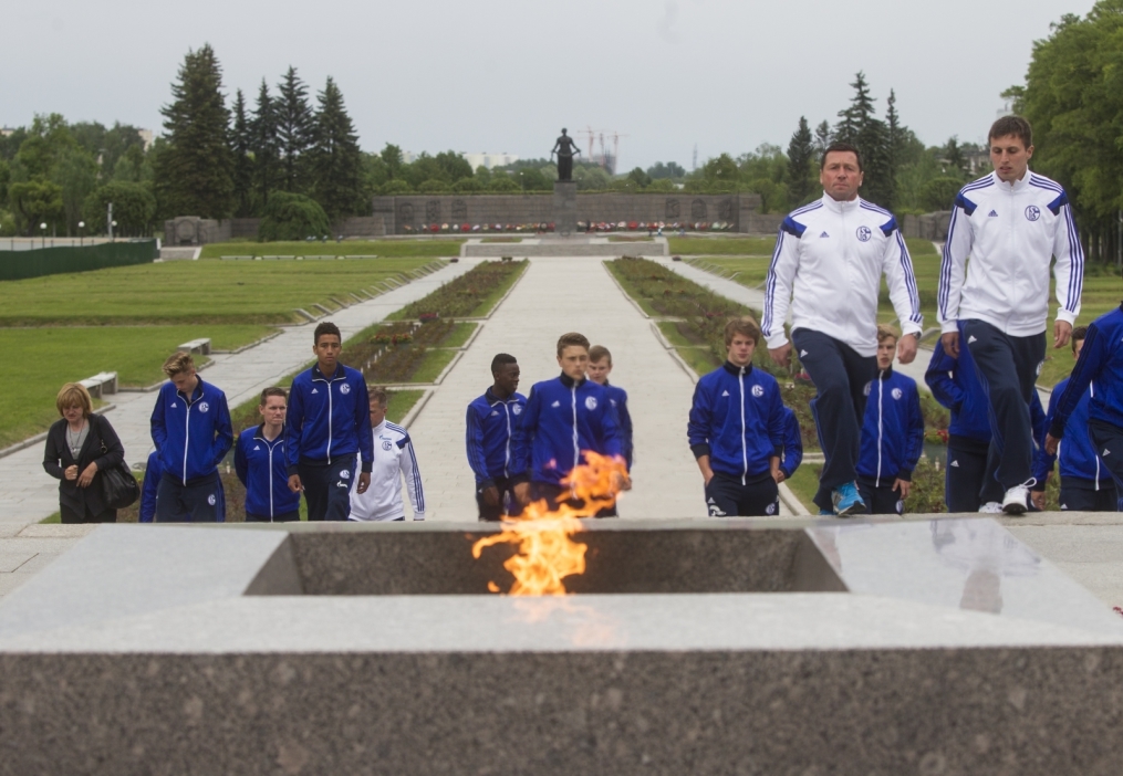 «Шальке 04» побывали на Пискаревском Мемориале