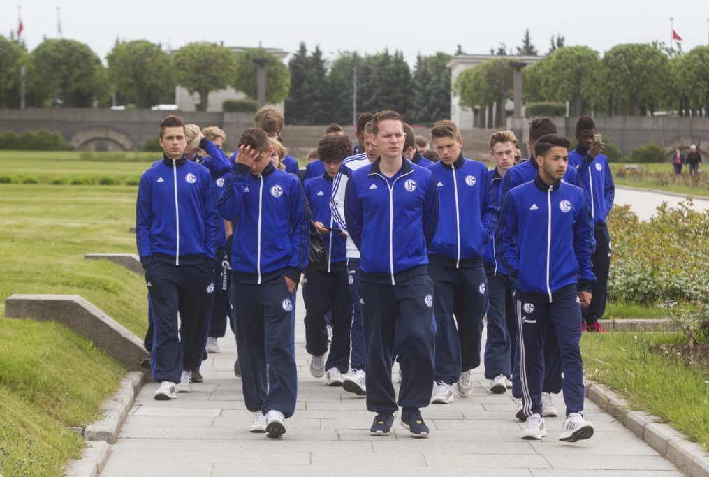 «Шальке 04» побывали на Пискаревском Мемориале