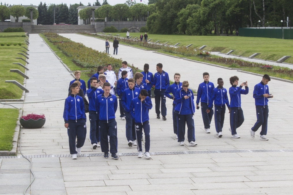 «Шальке 04» побывали на Пискаревском Мемориале