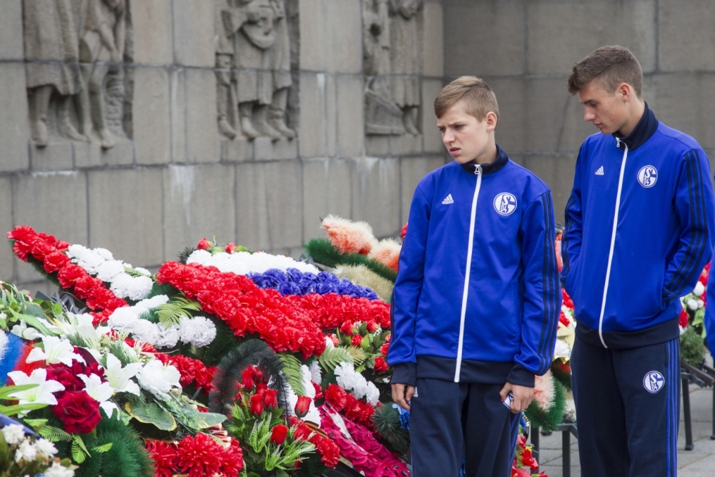 «Шальке 04» побывали на Пискаревском Мемориале