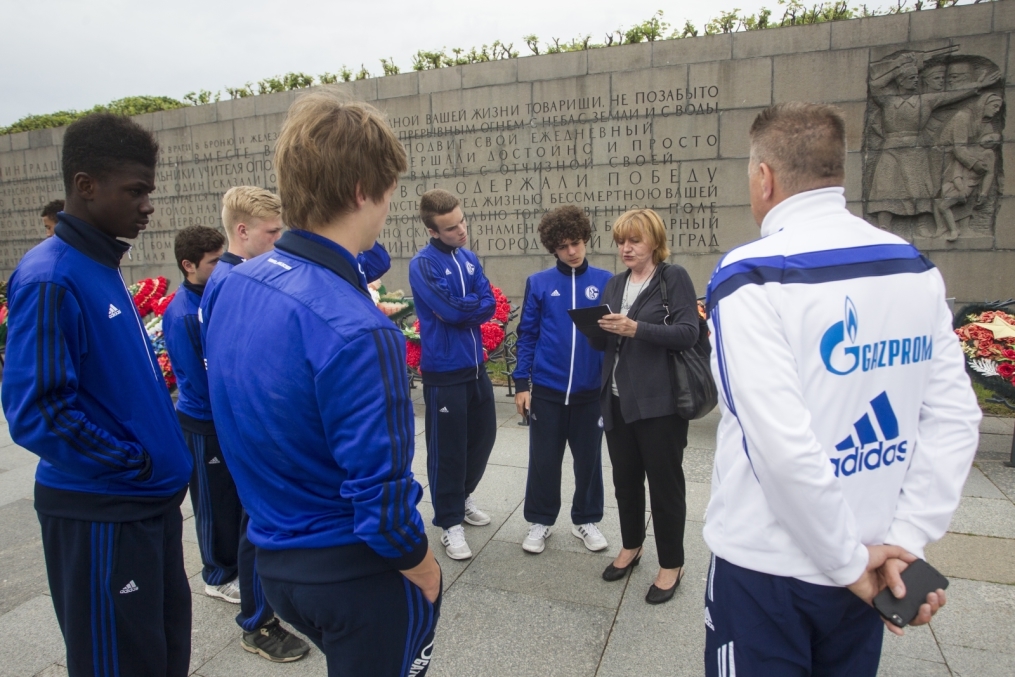«Шальке 04» побывали на Пискаревском Мемориале