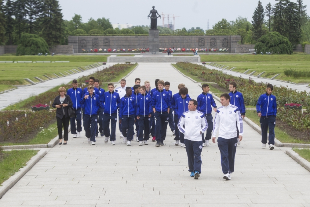 «Шальке 04» побывали на Пискаревском Мемориале