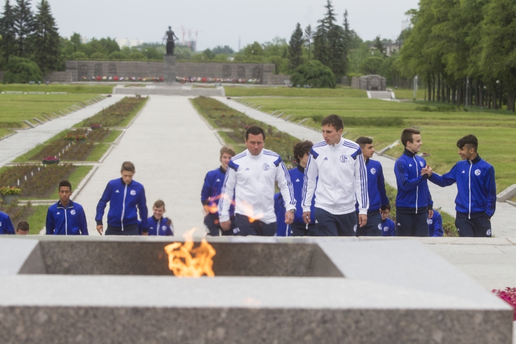 «Шальке 04» побывали на Пискаревском Мемориале