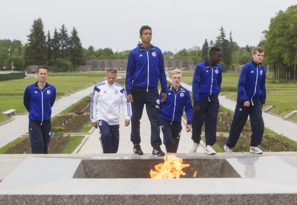 «Шальке 04» побывали на Пискаревском Мемориале