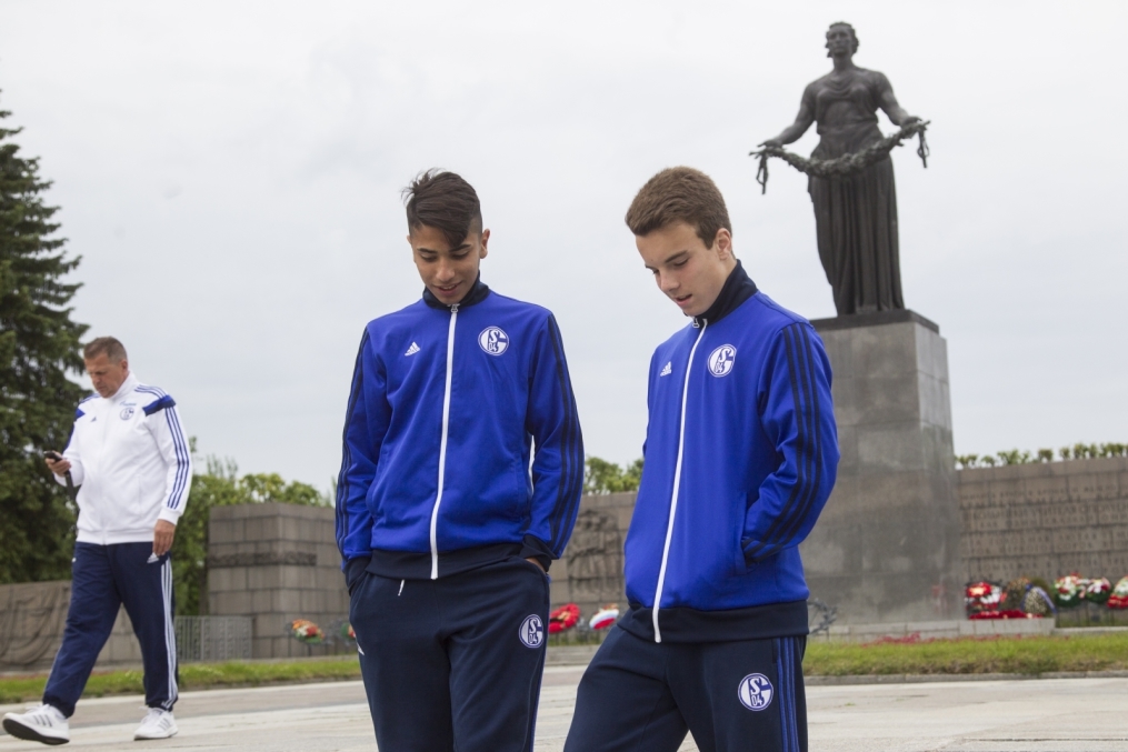 «Шальке 04» побывали на Пискаревском Мемориале