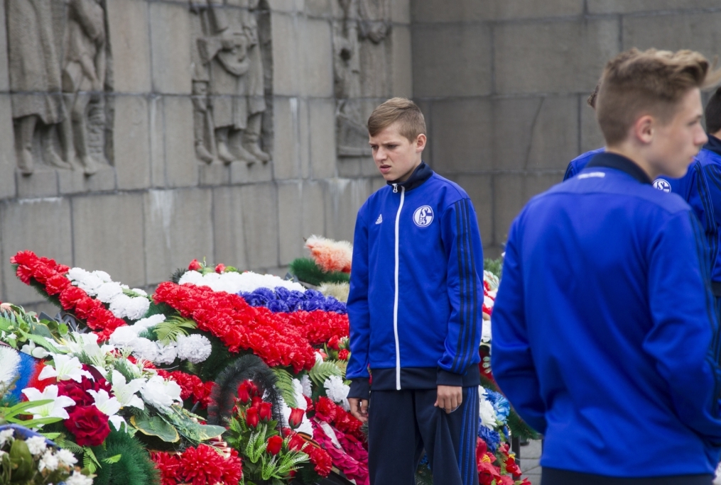 «Шальке 04» побывали на Пискаревском Мемориале