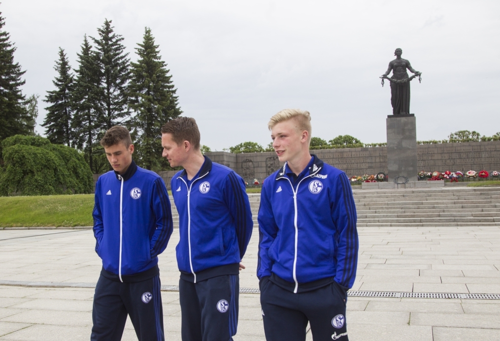 «Шальке 04» побывали на Пискаревском Мемориале