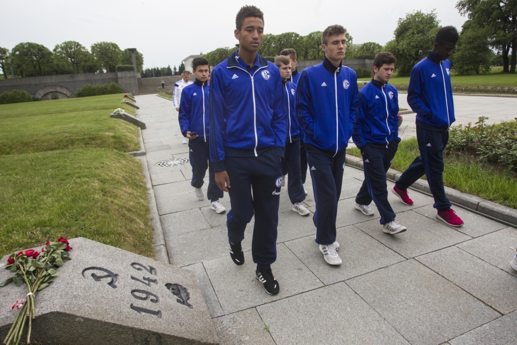 «Шальке 04» побывали на Пискаревском Мемориале