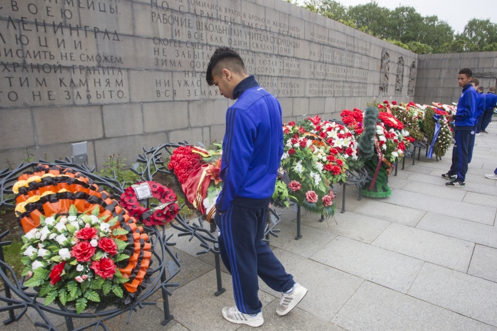 «Шальке 04» побывали на Пискаревском Мемориале
