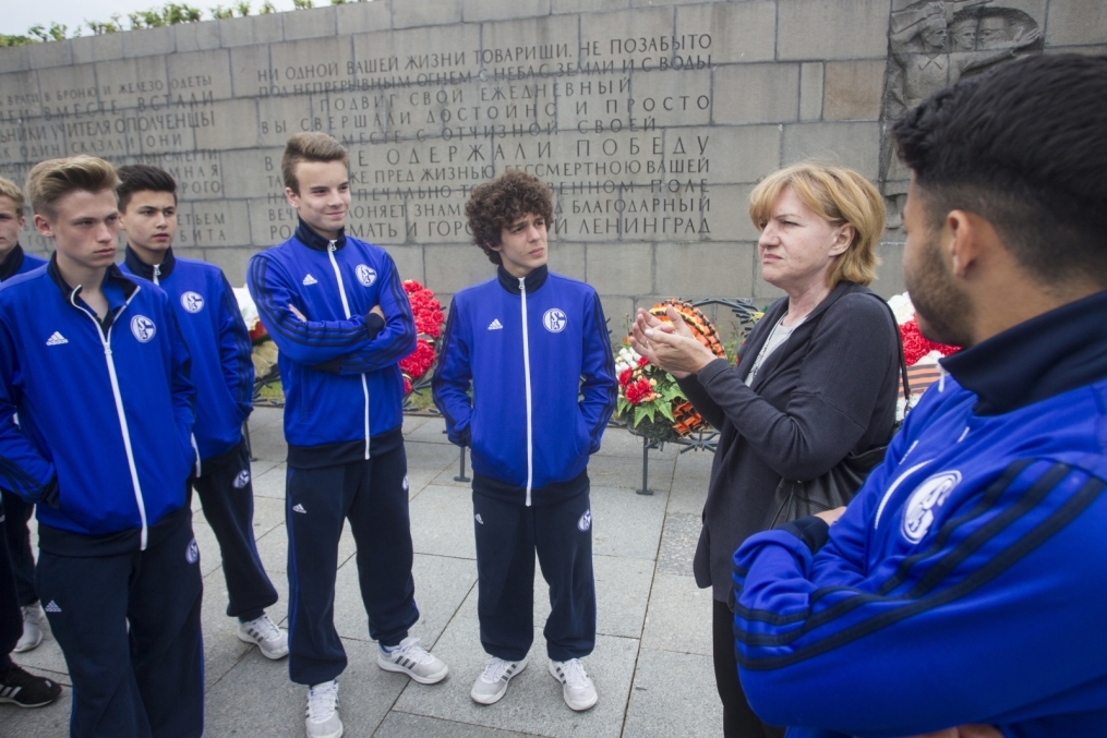 «Шальке 04» побывали на Пискаревском Мемориале