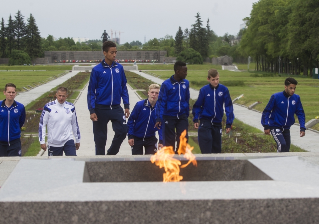 «Шальке 04» побывали на Пискаревском Мемориале
