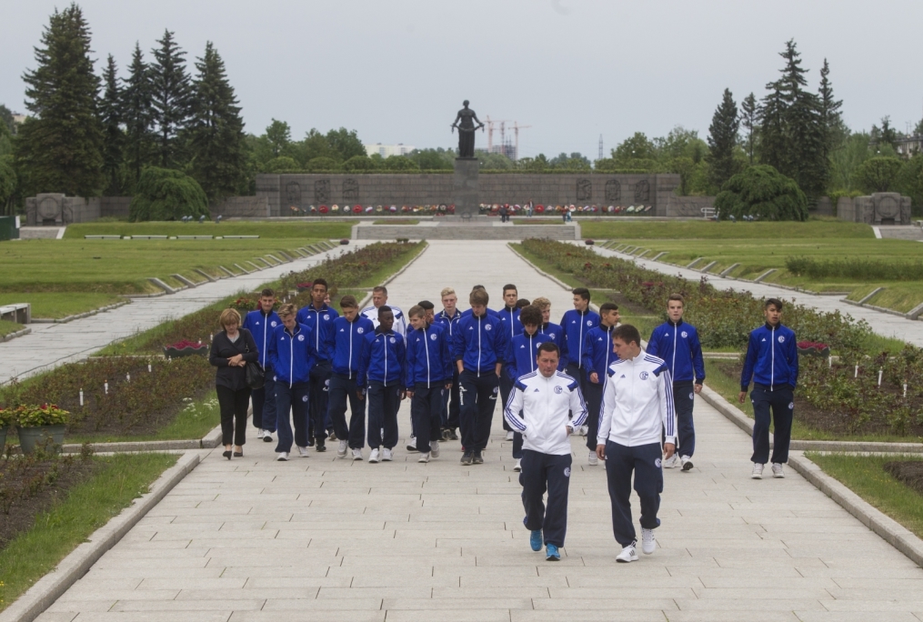 «Шальке 04» побывали на Пискаревском Мемориале