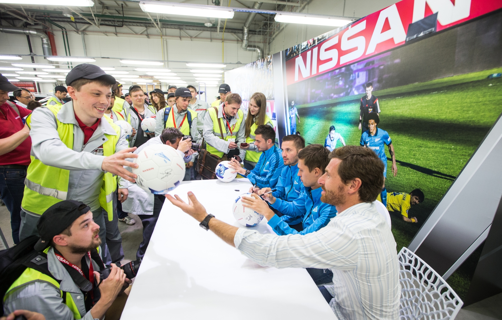 Церемония вручения ключей от автомобилей Nissan игрокам ФК «Зенит»