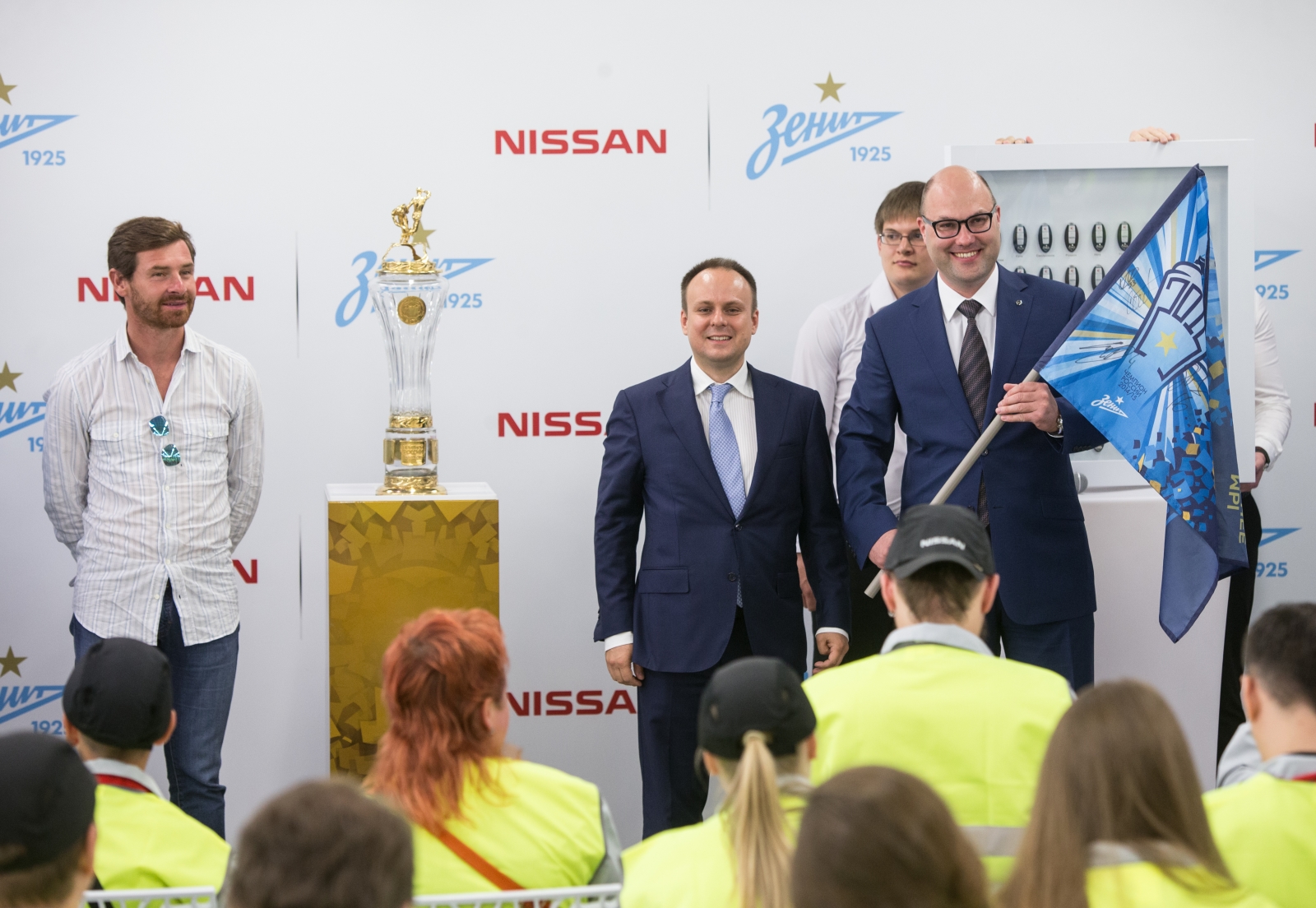 Церемония вручения ключей от автомобилей Nissan игрокам ФК «Зенит»